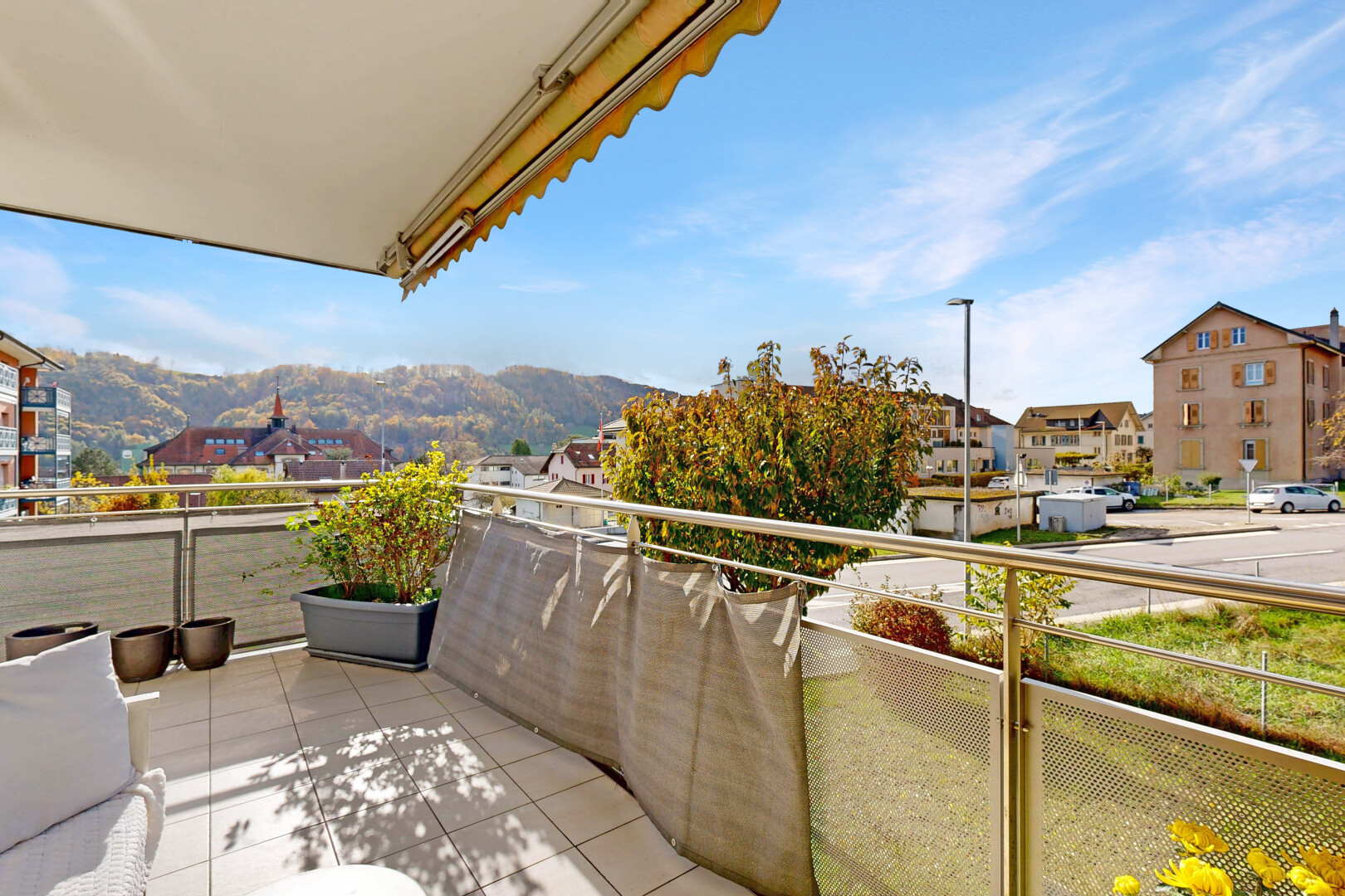 balcon avec day time, from property, vue résidentielle, residential view, et terrasse