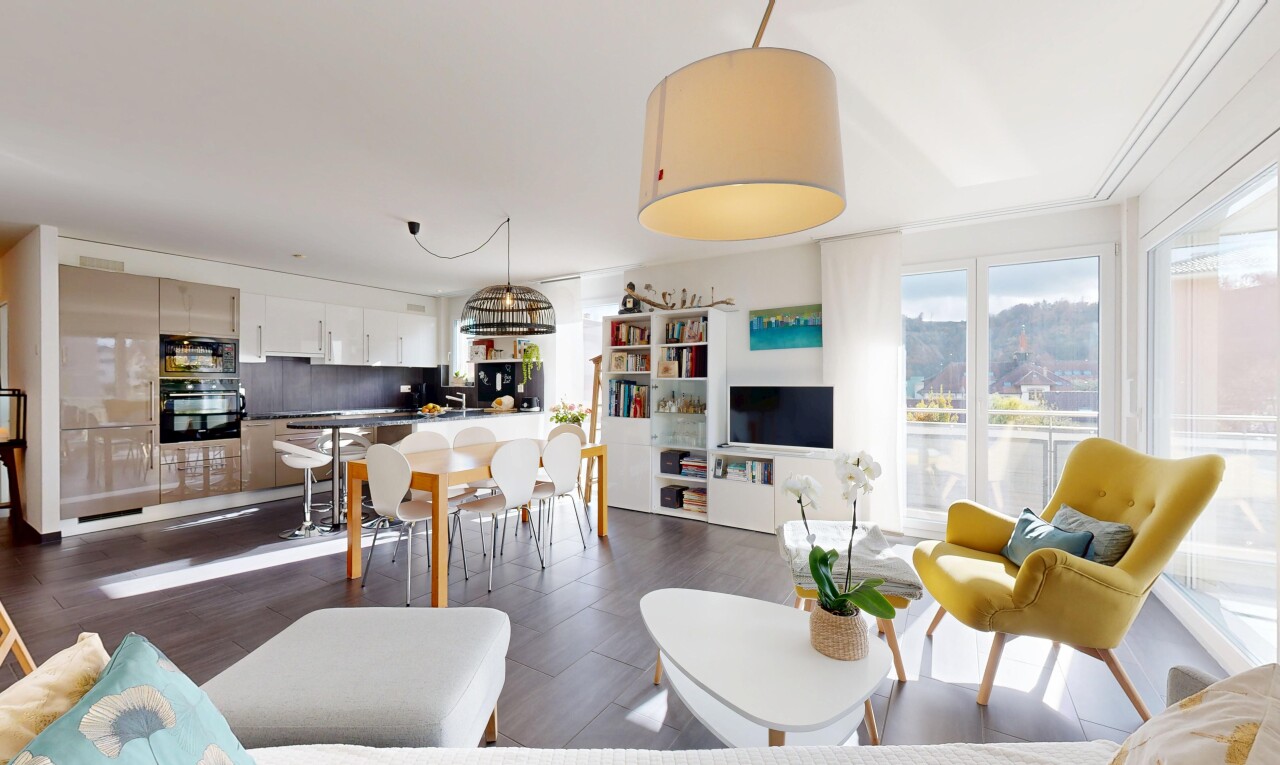 salon / salle à manger avec inside property, natural light, lumière naturelle, télévision, et wood finish floor