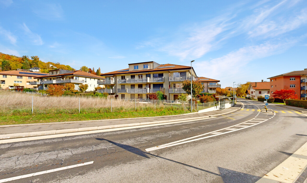 extérieur du bâtiment avec day time et clôture