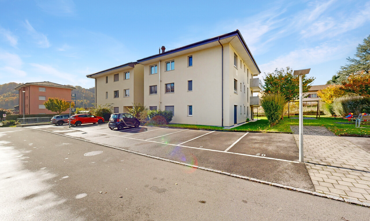 extérieur du bâtiment avec parking, day time, et property visible