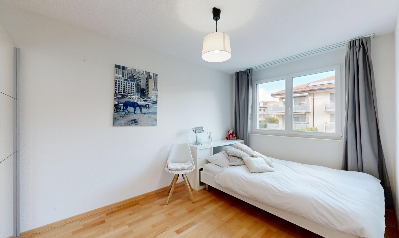 chambre avec wood finish floor, sol en finition bois, inside property, drywall, et cloison sèche