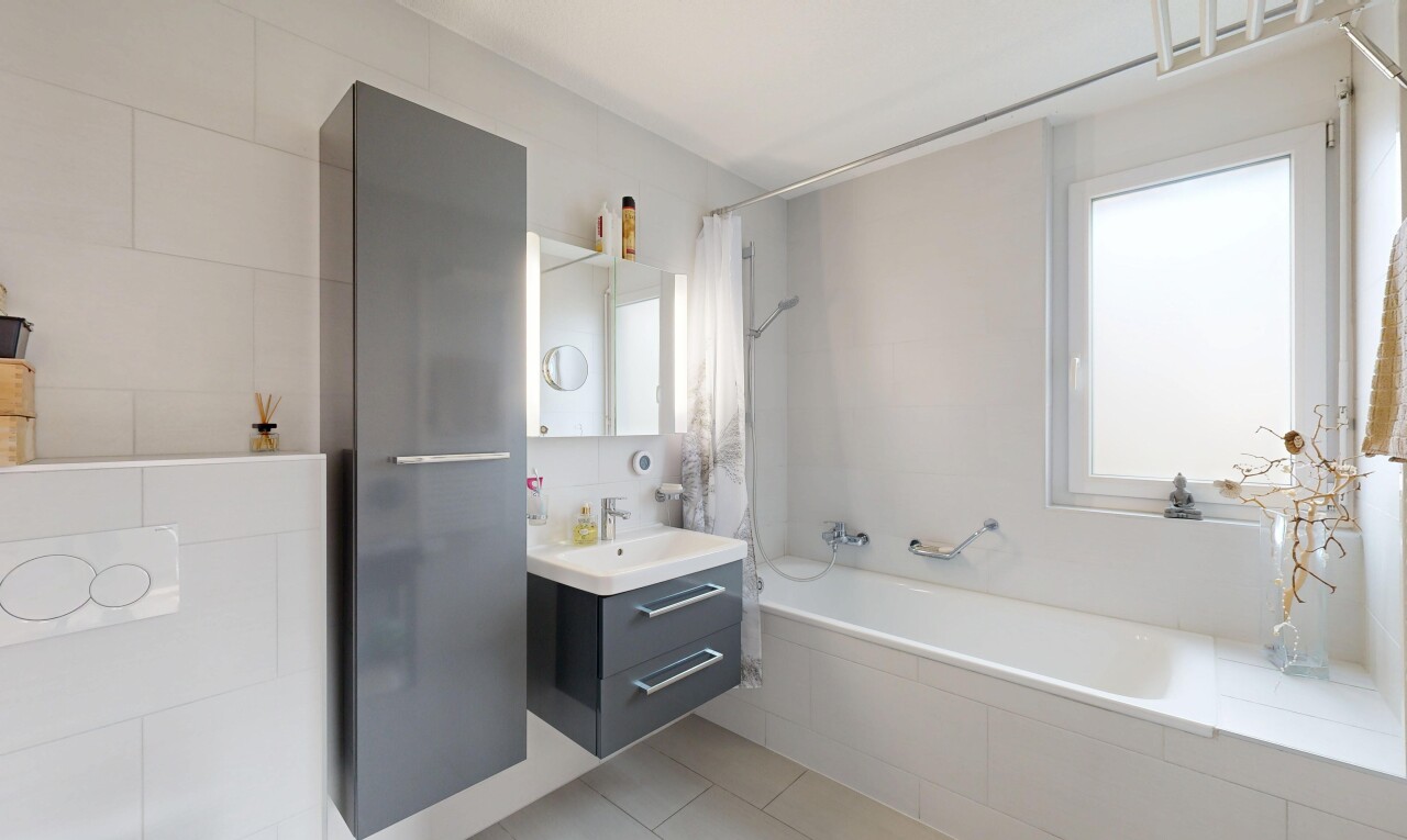 salle de bains avec salle de bain complète, lavabo (ou coiffeuse selon le contexte), miroir, inside property, et lumière naturelle