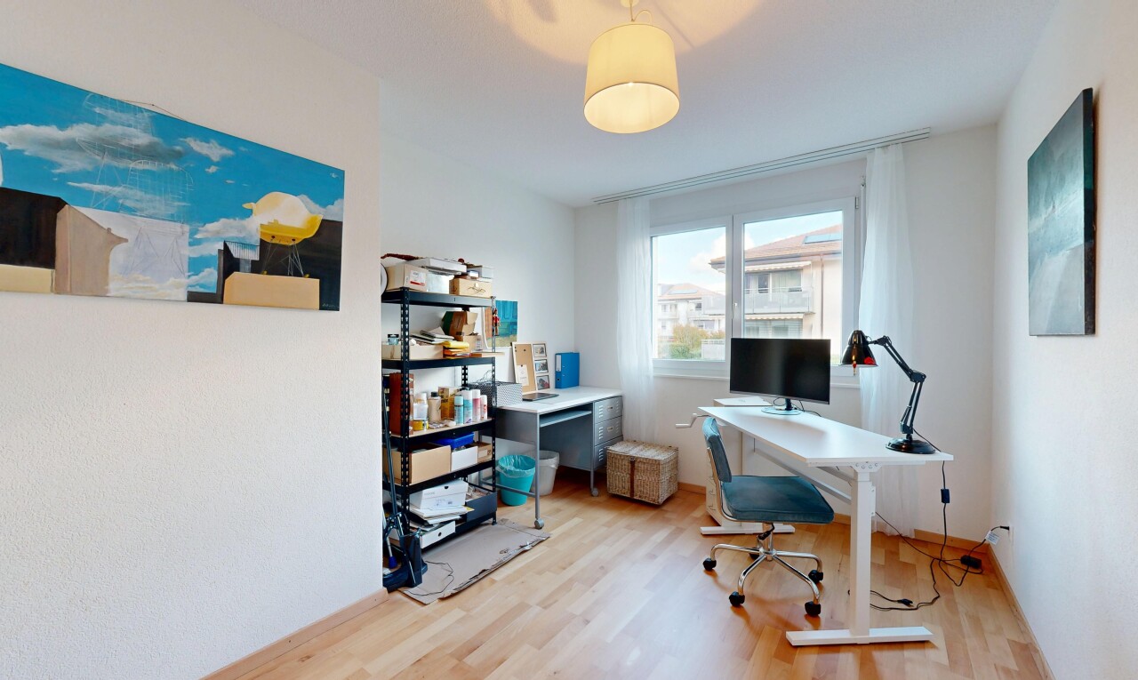 bureau avec espace bureau, natural light, lumière naturelle, wood finish floor, et sol en finition bois