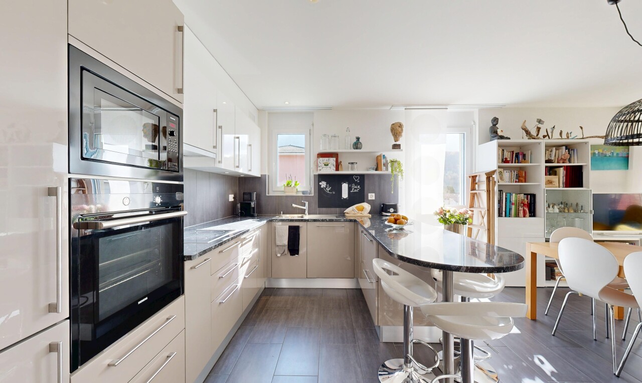 cuisine avec natural light, lumière naturelle, four, backsplash, et dosseret