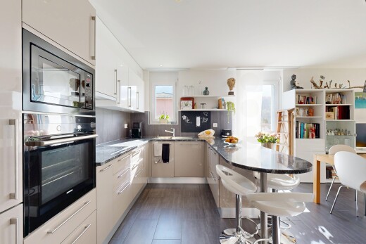 cuisine avec natural light, lumière naturelle, four, backsplash, et dosseret