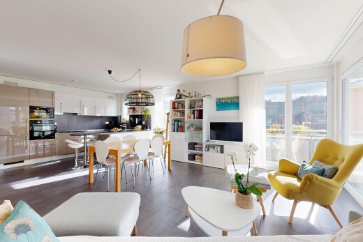 salon / salle à manger avec inside property, natural light, lumière naturelle, télévision, et wood finish floor