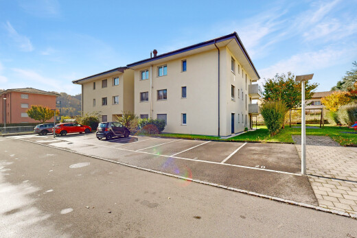 extérieur du bâtiment avec parking, day time, et property visible