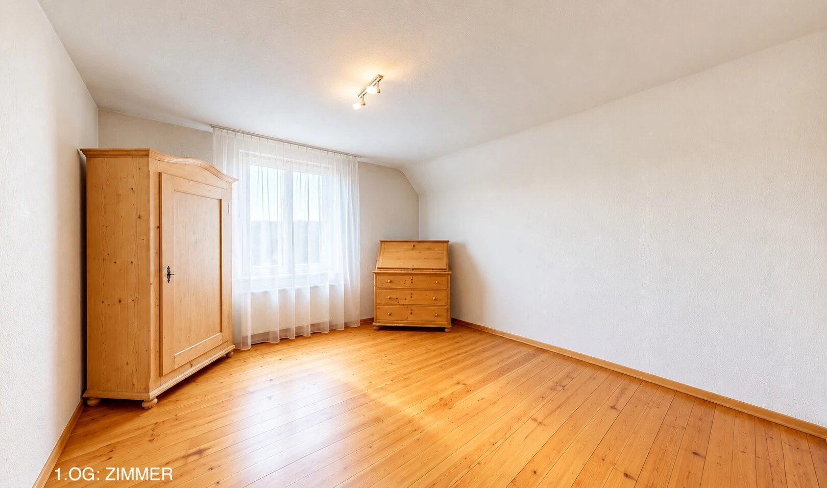 leerer raum mit natürliches licht, holzfußboden, wood finish floor, gipskartonwand, und drywall