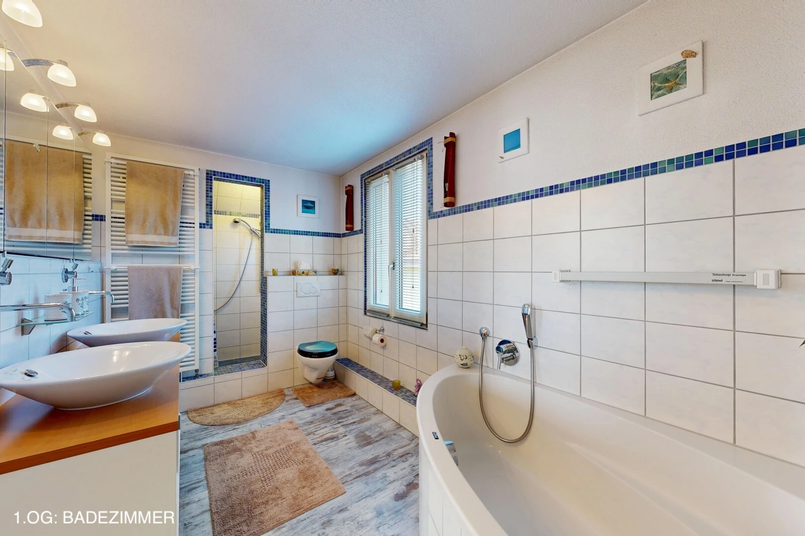 bad mit komplettes badezimmer, waschbecken, fliesenwand, tile wall, und toilette