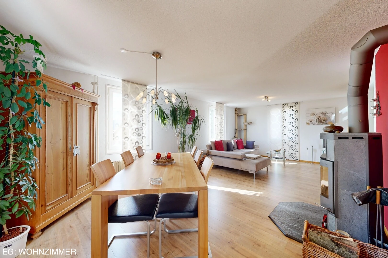 wohn- / esszimmer mit gipskartonwand, drywall, holzfußboden, wood finish floor, und inside property