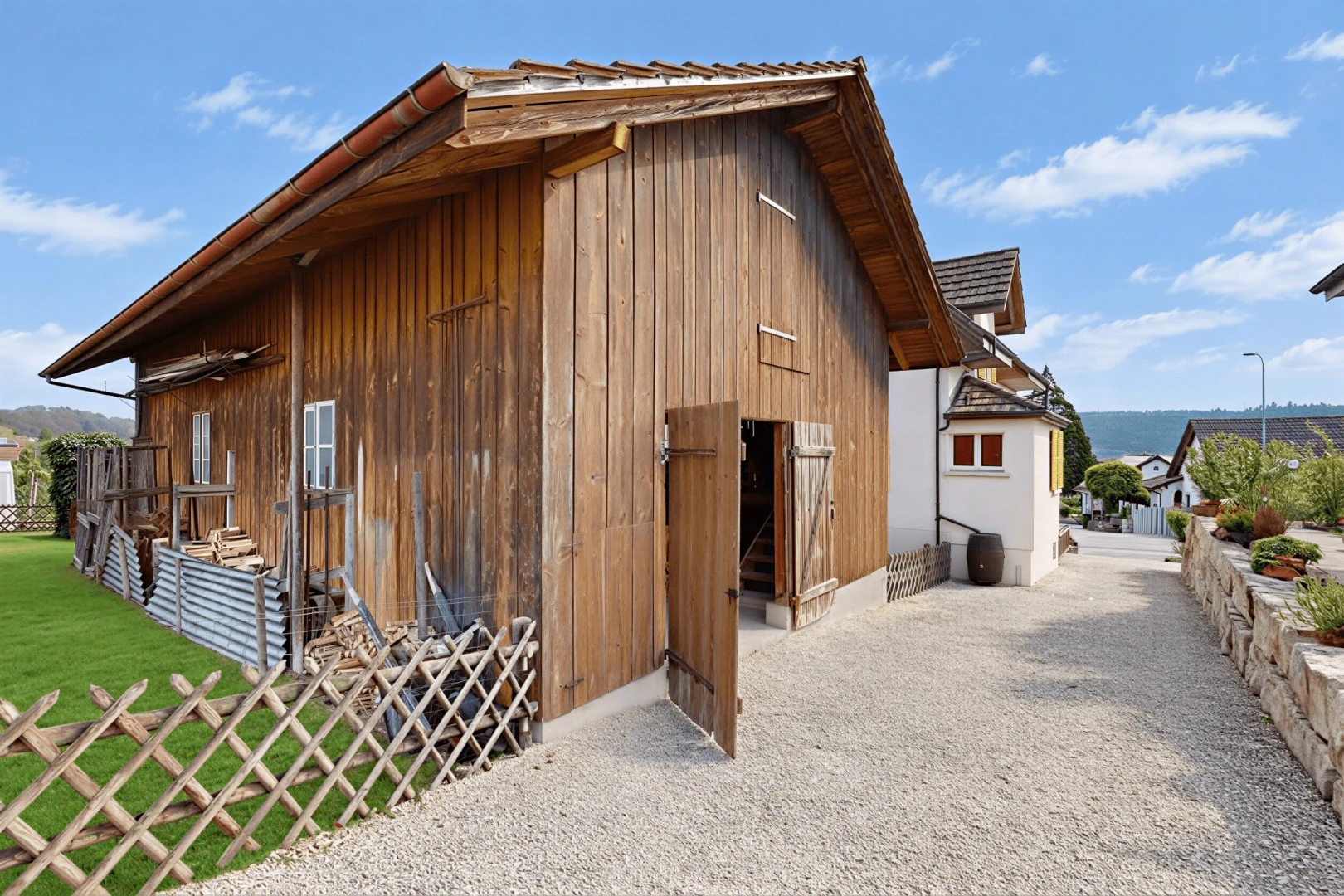 außenansicht mit holzverkleidung, vertikale verkleidung, property visible, day time, und from property