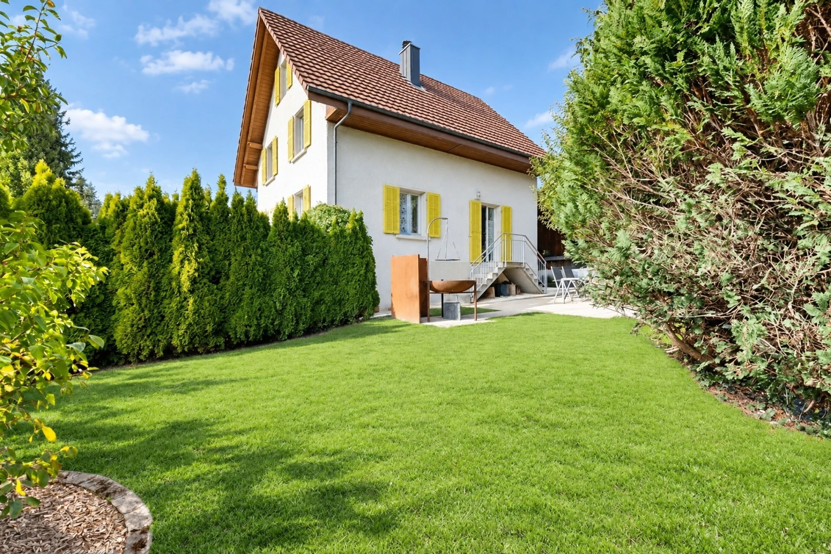 garten mit rasen, from property, terrasse, property visible, und day time