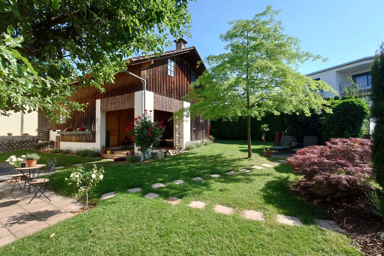 garten mit terrasse, rasen, und day time