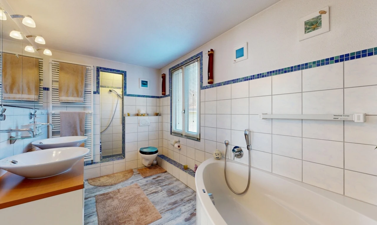 bad mit komplettes badezimmer, waschbecken, fliesenwand, tile wall, und toilette