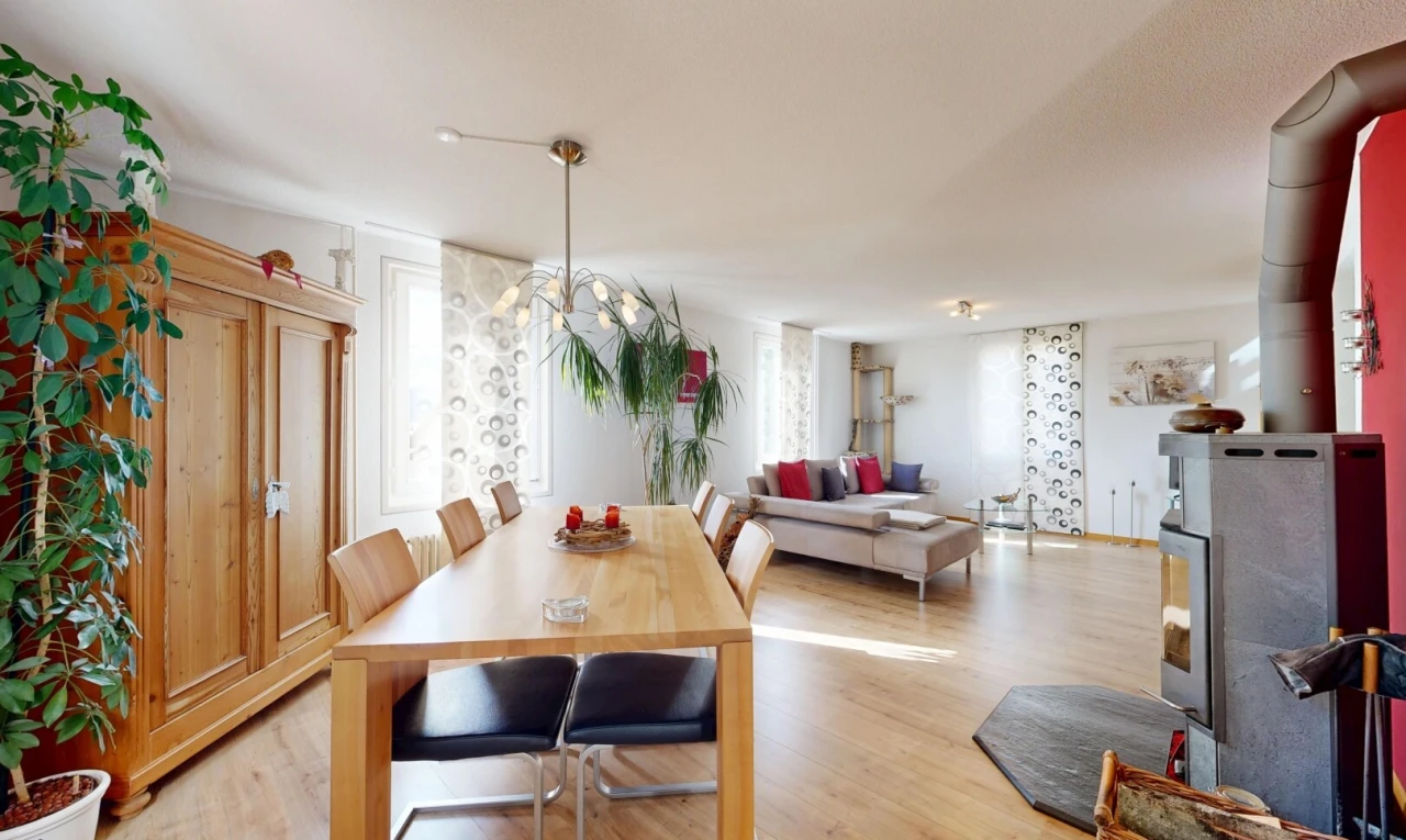 wohn- / esszimmer mit gipskartonwand, drywall, holzfußboden, wood finish floor, und inside property