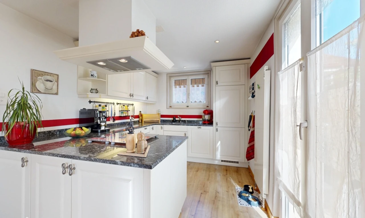 küche mit dark countertops, hochgezogene schränke, raised cabinets, einbauleuchten, und light floor