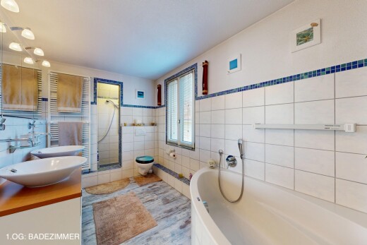 salle de bains avec salle de bain complète, évier, mur en carrelage, tile wall, et toilette