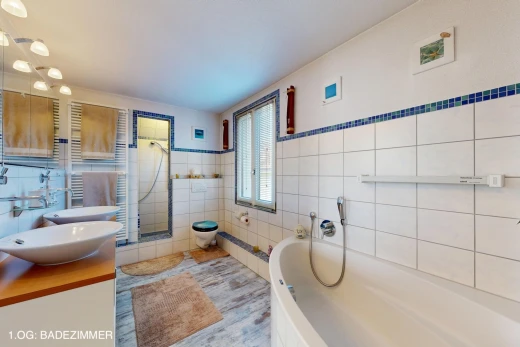bad mit komplettes badezimmer, waschbecken, fliesenwand, tile wall, und toilette