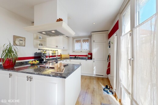 cuisine avec dark countertops, armoires élevées, raised cabinets, éclairage encastré, et light floor