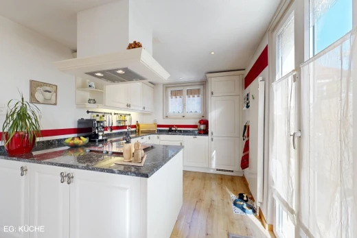 küche mit dark countertops, hochgezogene schränke, raised cabinets, einbauleuchten, und light floor