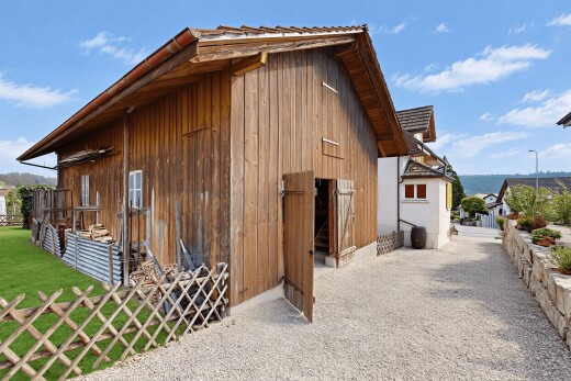 façade avec bardage en bois, bardage vertical, property visible, day time, et from property