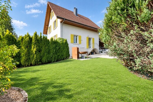 jardin avec pelouse, from property, terrasse, property visible, et day time