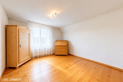 leerer raum mit natürliches licht, holzfußboden, wood finish floor, gipskartonwand, und drywall