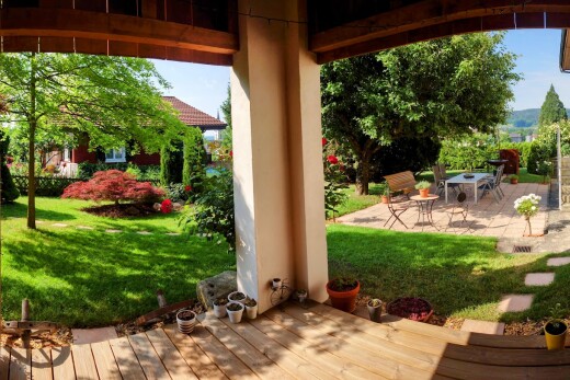 jardin avec pelouse et terrasse
