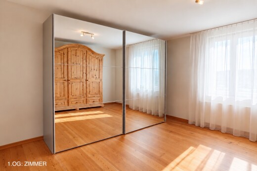 chambre avec sol en finition bois, wood finish floor, placard, cloison sèche, et drywall