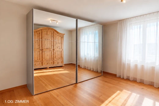 zimmer / schlafzimmer mit holzfußboden, wood finish floor, kleiderschrank, gipskartonwand, und drywall