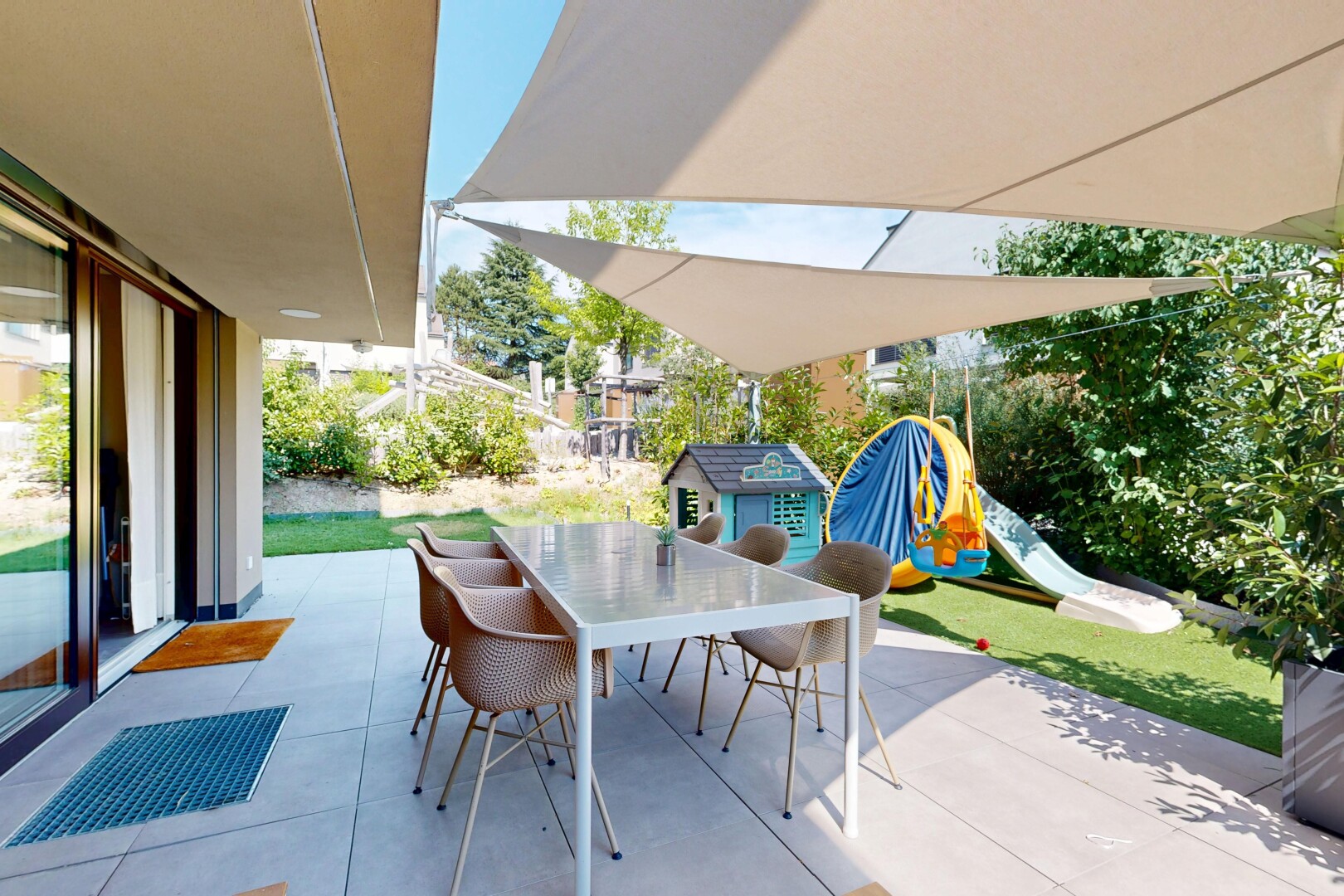 terrasse avec coin repas extérieur, terrasse, aire de jeux, day time, et structure extérieure