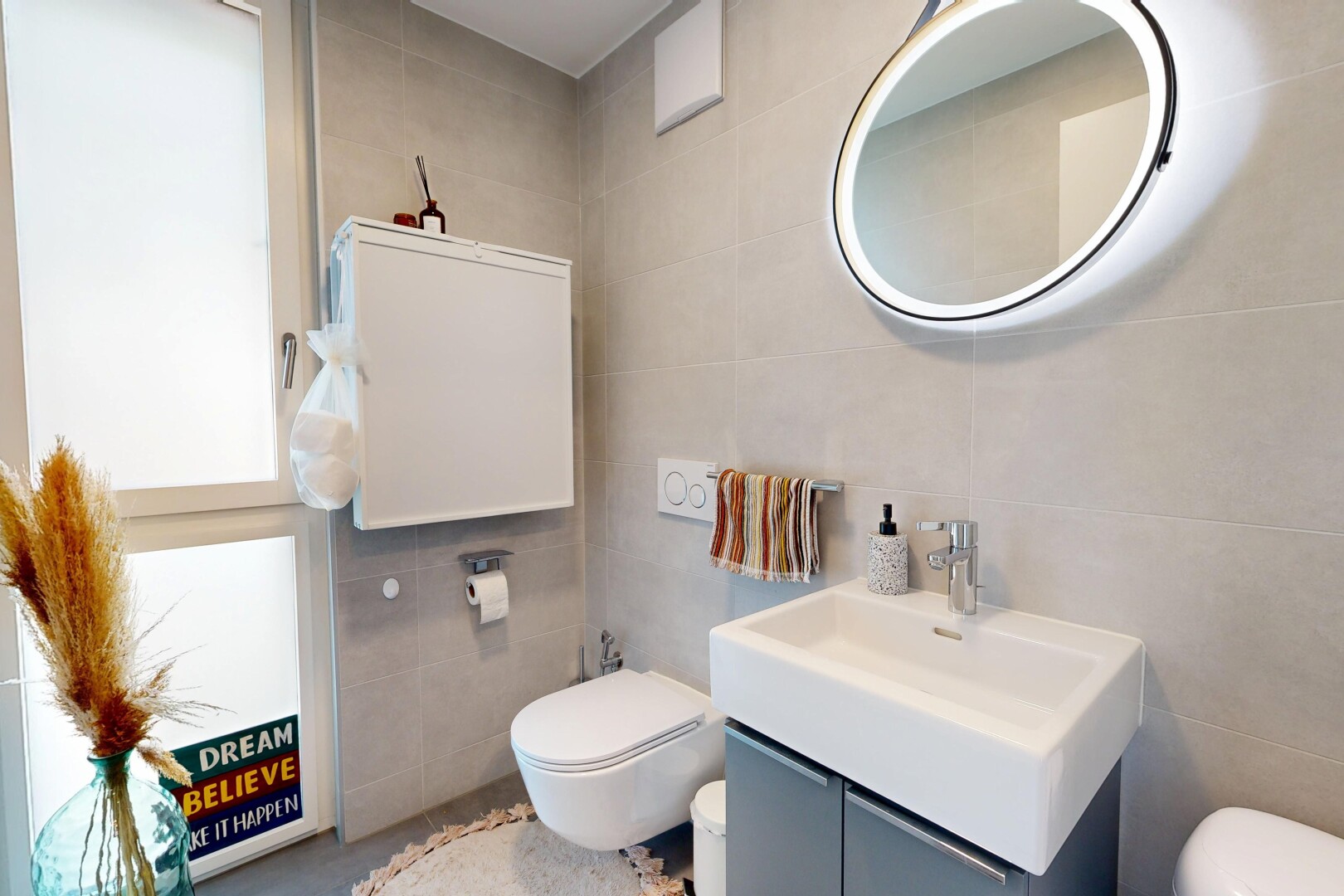 salle de bains avec miroir, mur en carrelage, tile wall, toilette, et inside property