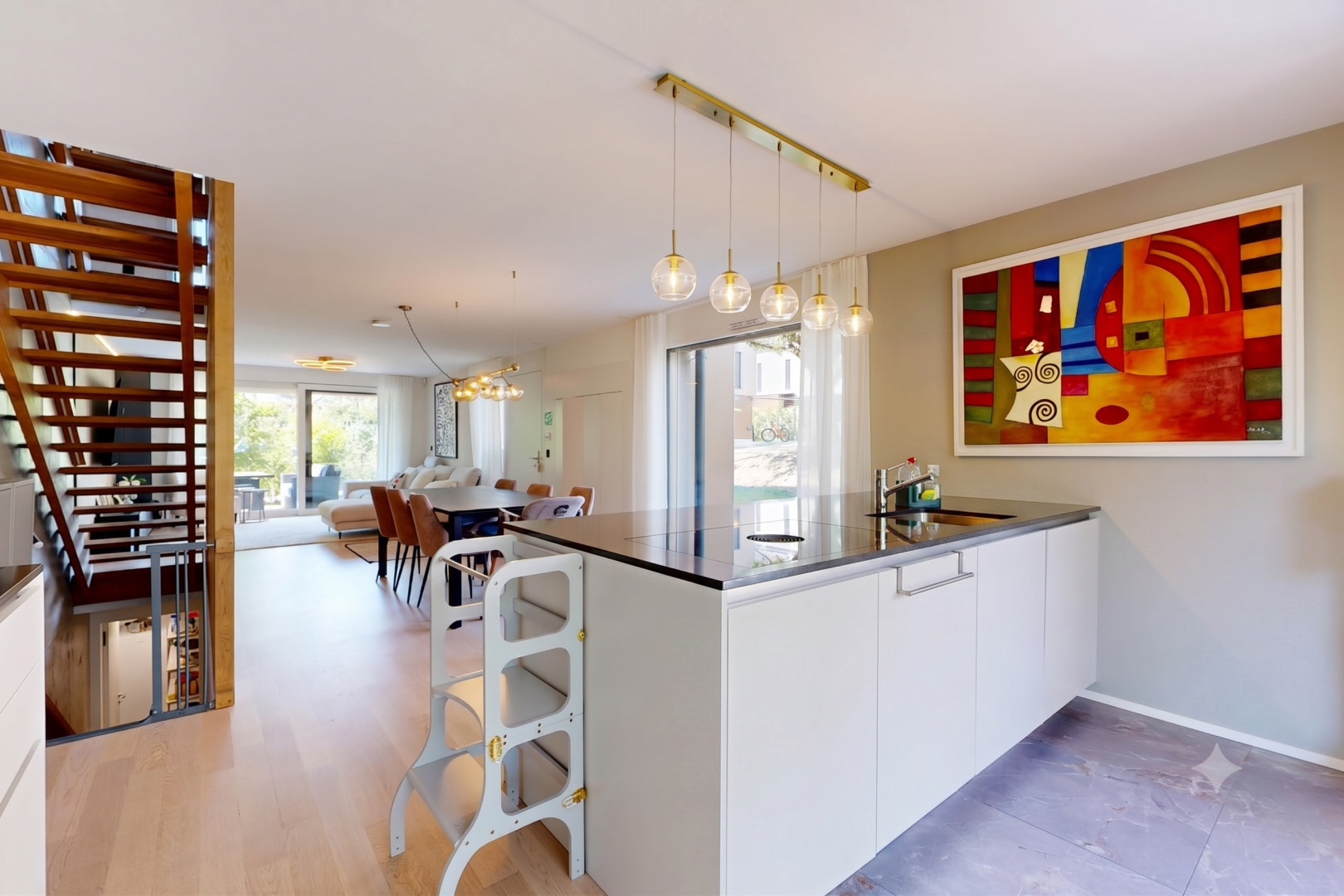 cuisine avec dark countertops, white cabinets, armoires blanches, kitchen peninsula, et péninsule de cuisine
