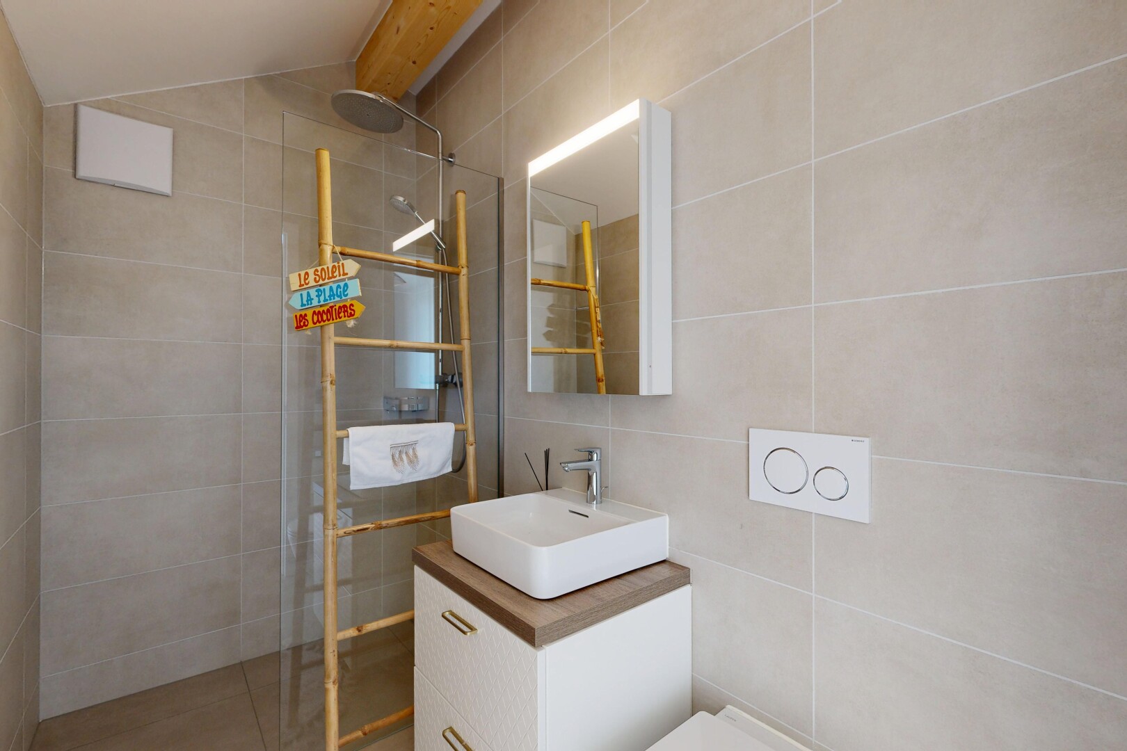 salle de bains avec douche, mur en carrelage, tile wall, miroir, et salle de bain complète