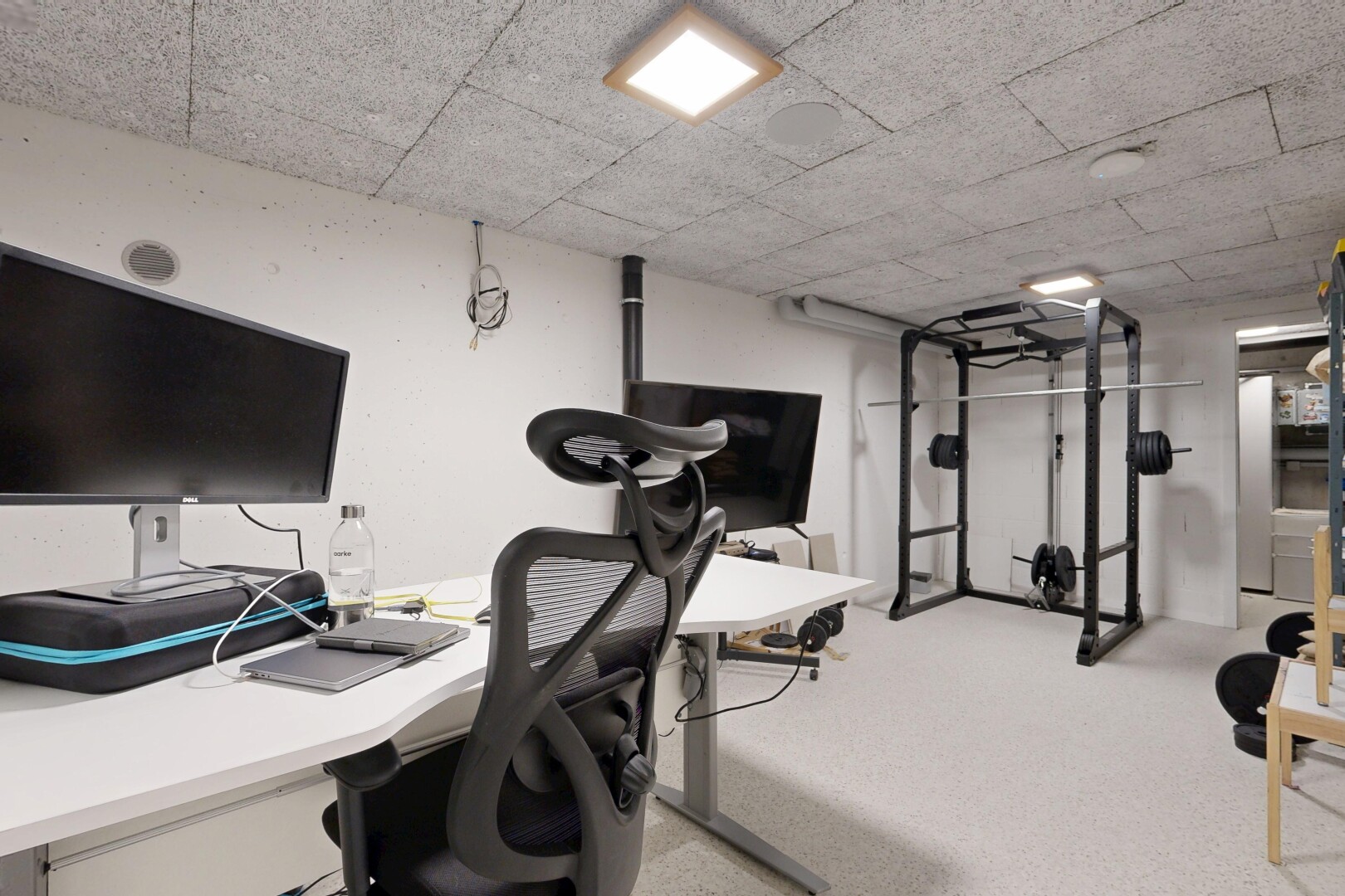 gym avec télévision, sous-sol, inside property, cloison sèche, et drywall