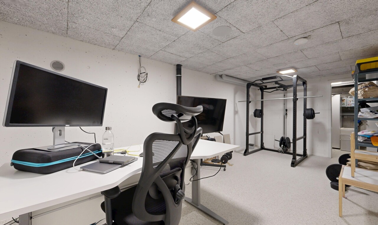 gym avec télévision, sous-sol, inside property, cloison sèche, et drywall