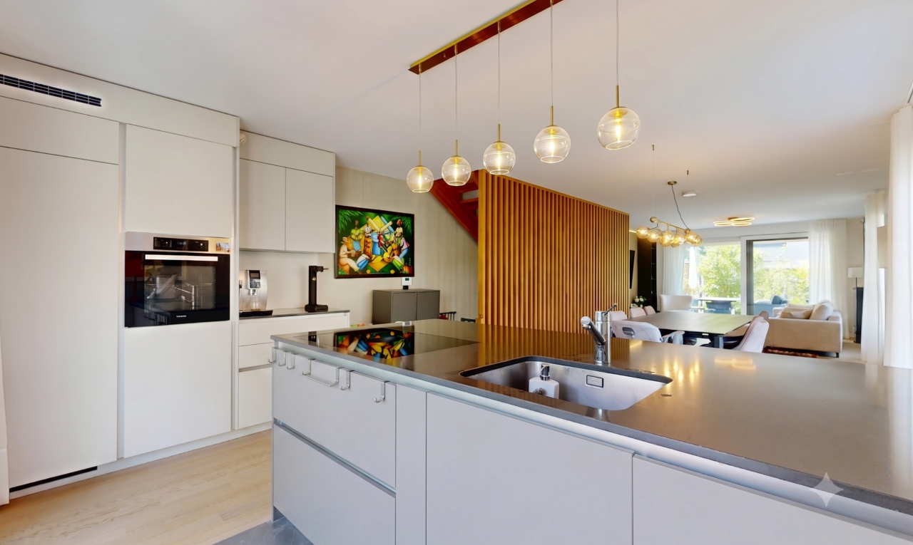 cuisine avec four, armoires à panneau plat, flat panel cabinets, évier, et éclairage suspendu