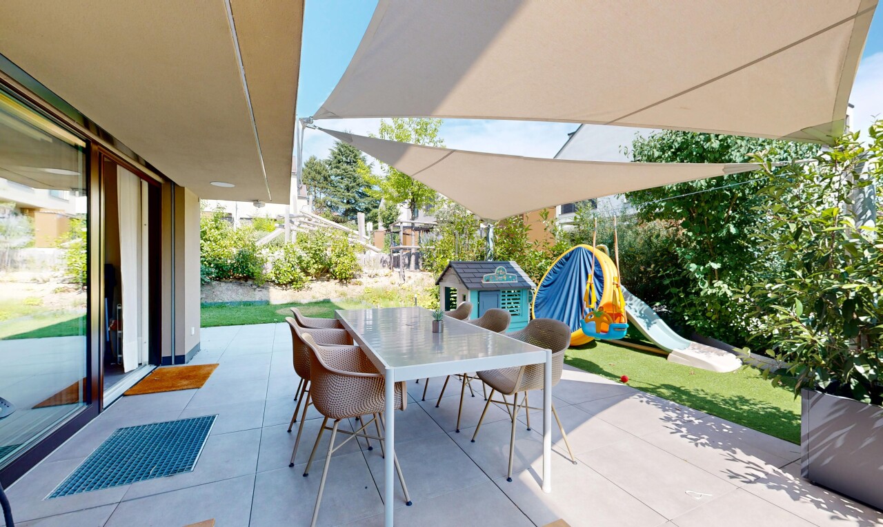 terrasse avec coin repas extérieur, terrasse, aire de jeux, day time, et structure extérieure