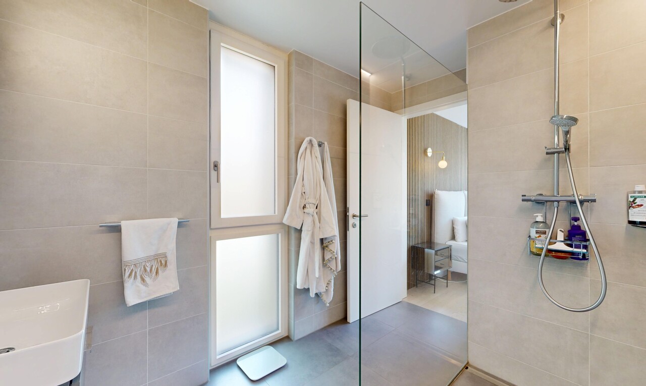 salle de bains avec mur en carrelage, tile wall, douche, salle de bain complète, et inside property