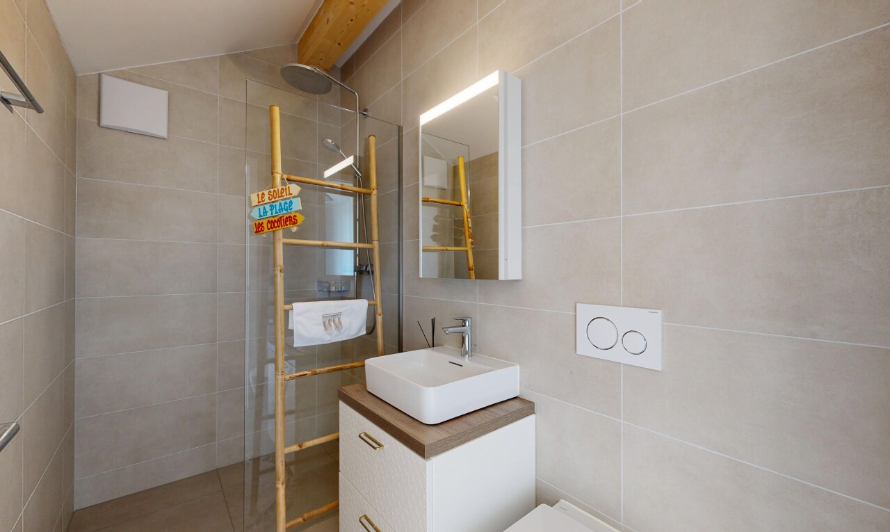 salle de bains avec douche, mur en carrelage, tile wall, miroir, et salle de bain complète