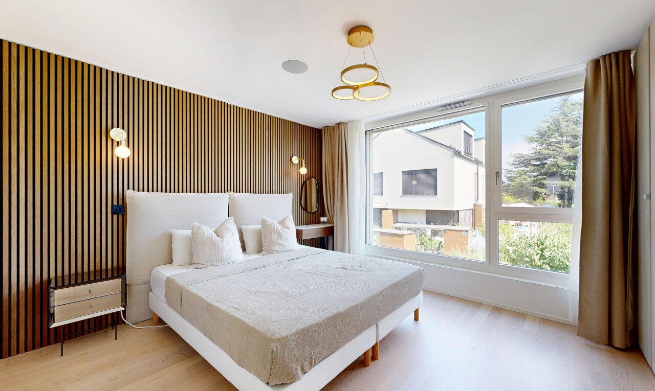 chambre avec sol en finition bois, wood finish floor, lumière naturelle, natural light, et day time