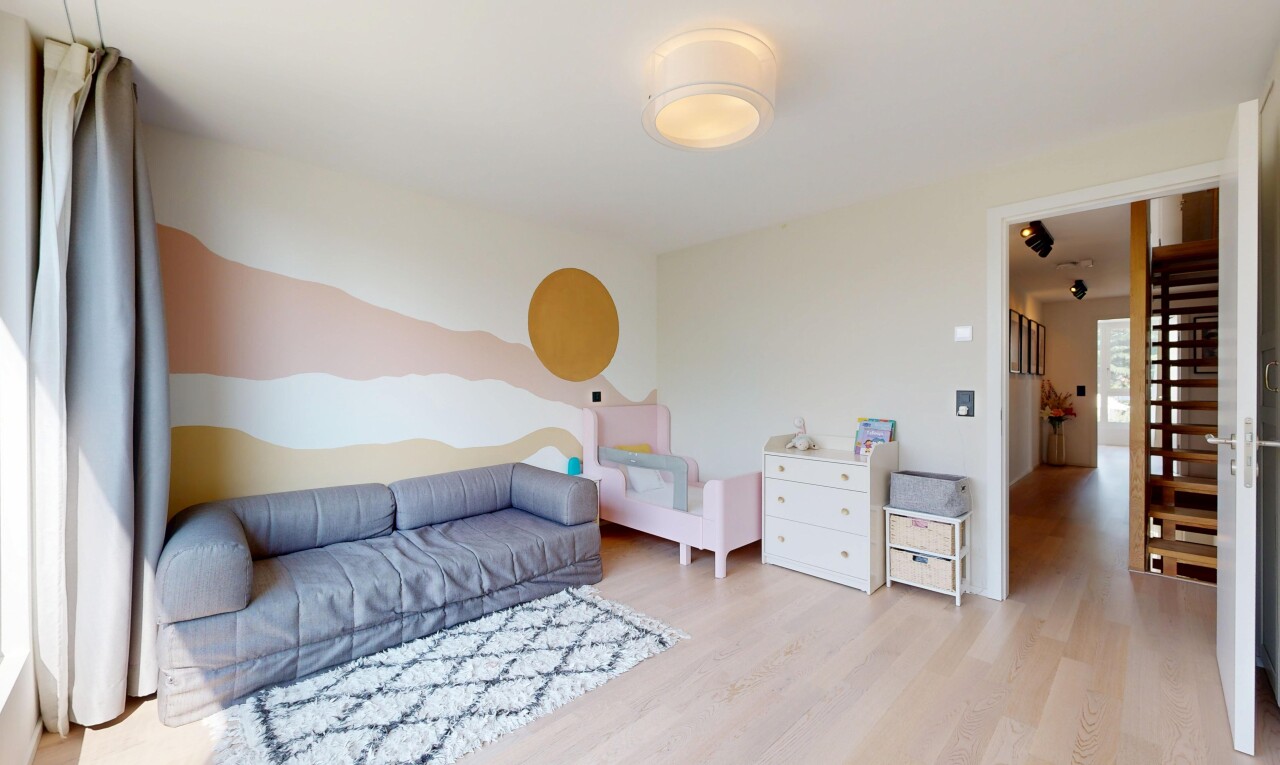 salon avec sol en finition bois, wood finish floor, cloison sèche, drywall, et inside property