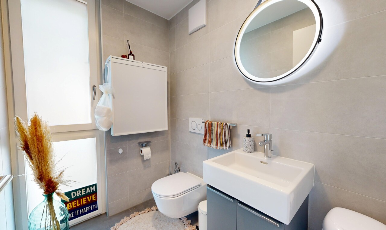 salle de bains avec miroir, mur en carrelage, tile wall, toilette, et inside property