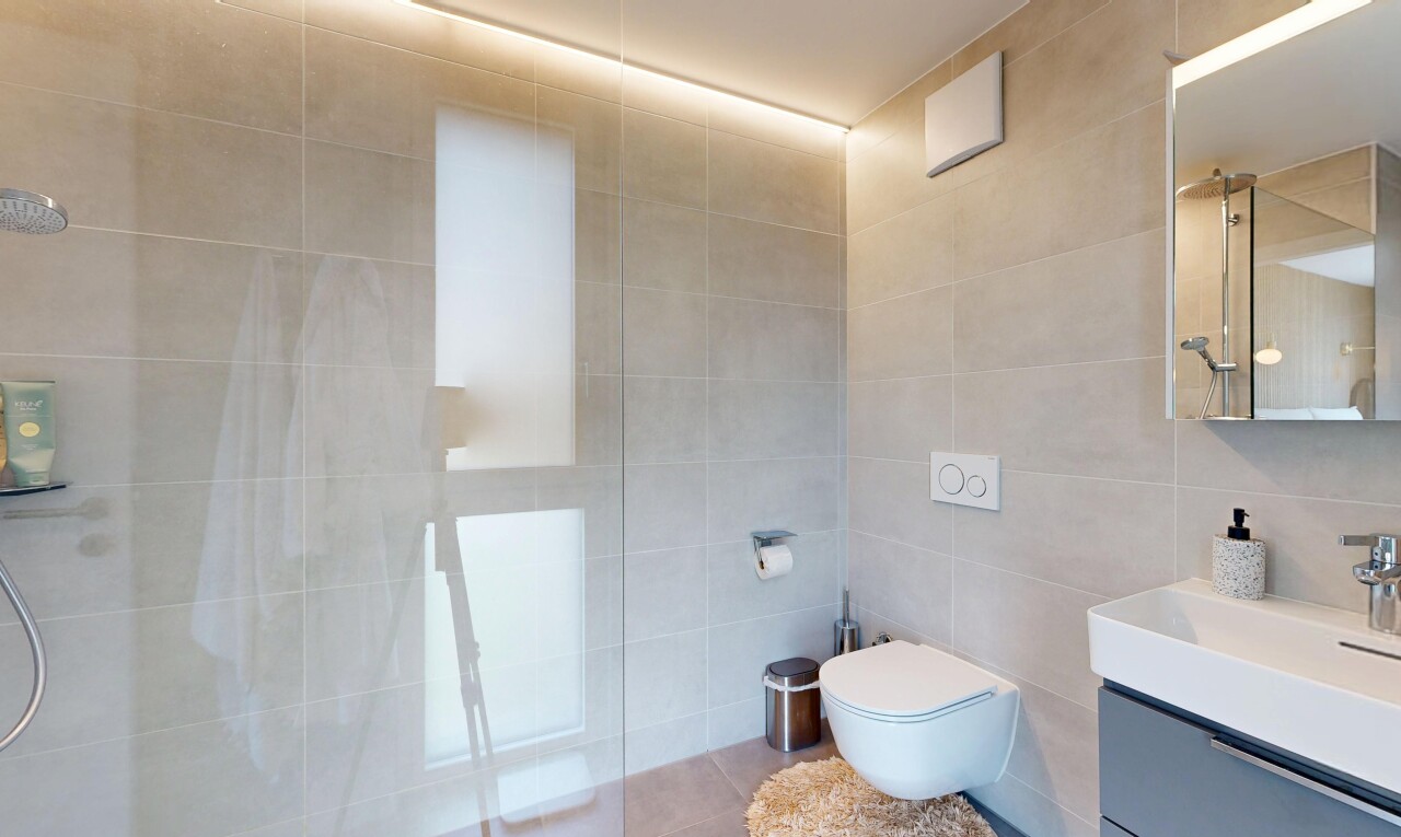salle de bains avec mur en carrelage, tile wall, miroir, lavabo (ou coiffeuse selon le contexte), et inside property