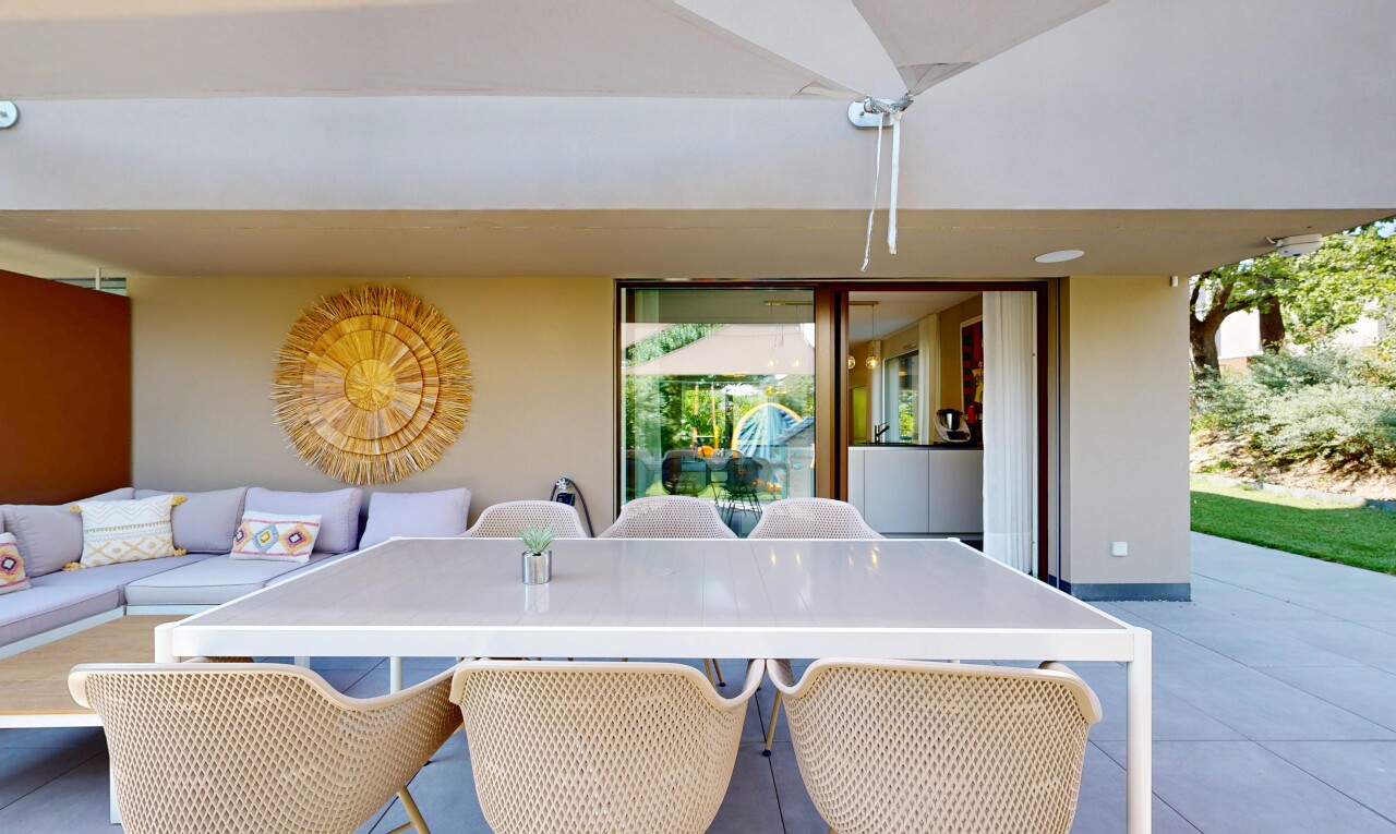 terrasse avec coin repas extérieur et terrasse