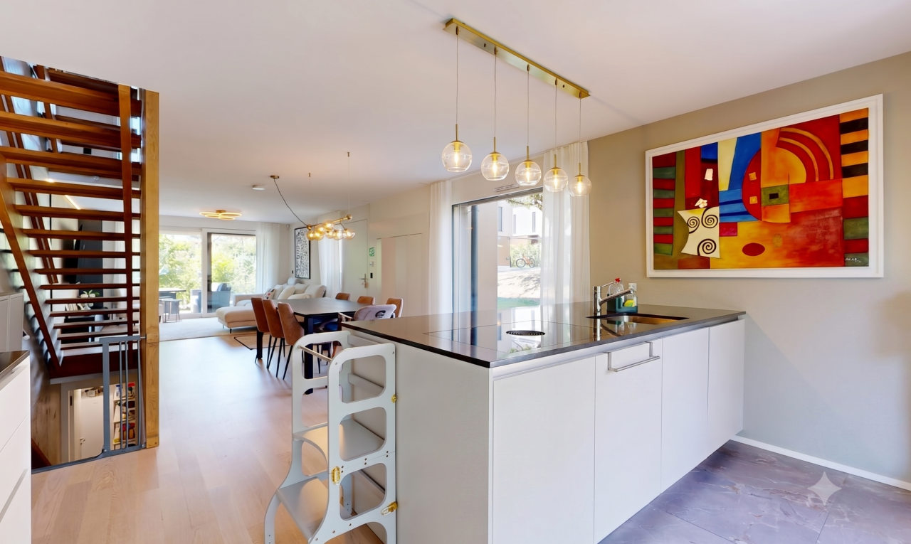 cuisine avec dark countertops, white cabinets, armoires blanches, kitchen peninsula, et péninsule de cuisine