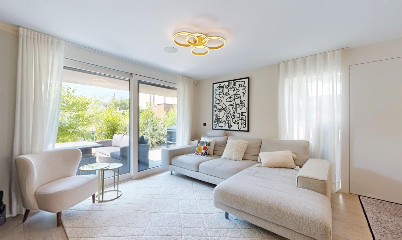 salon avec inside property, sol en finition bois, wood finish floor, cloison sèche, et drywall