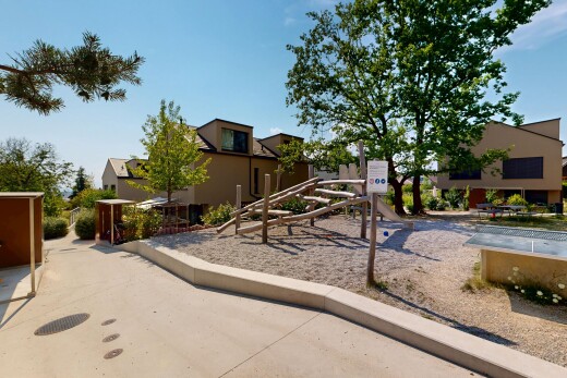 terrasse mit day time und spielplatz