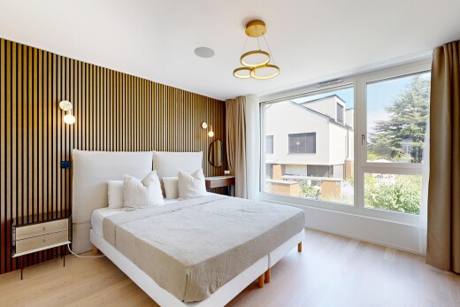 zimmer / schlafzimmer mit holzfußboden, wood finish floor, natürliches licht, natural light, und day time