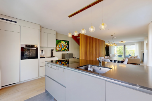 küche mit ofen, schränke mit flachen paneelen, flat panel cabinets, waschbecken, und pendelleuchte